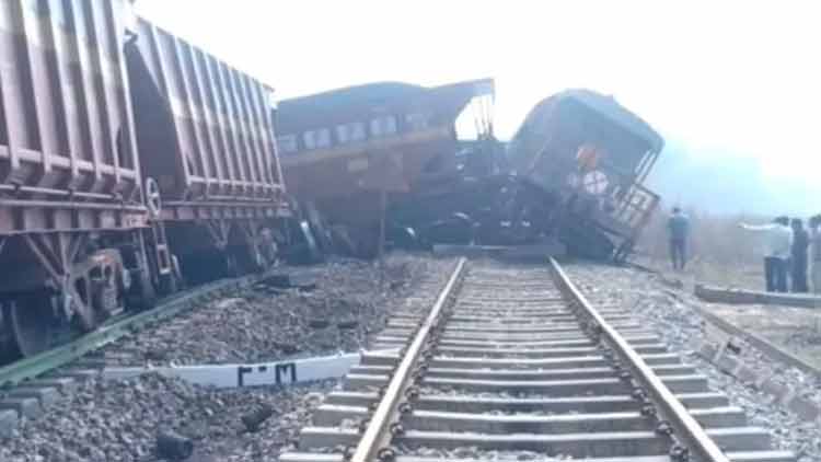 മധ്യപ്രദേശിൽ ചരക്കുതീവണ്ടികൾ കൂട്ടിയിടിച്ചു; മൂന്നുമരണം