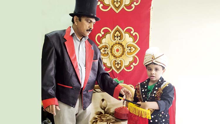 കാ​ണി​ക​ൾ​ക്ക്​ ഹ​രം പ​ക​ർ​ന്ന്​  കു​ഞ്ഞു മാ​ന്ത്രി​ക​ന്‍