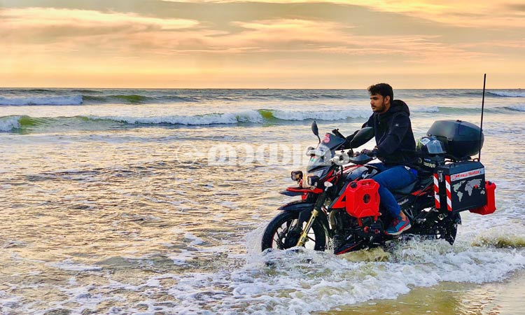 ആമിന അണിഞ്ഞൊരുങ്ങി, ഉലകം ചുറ്റാൻ