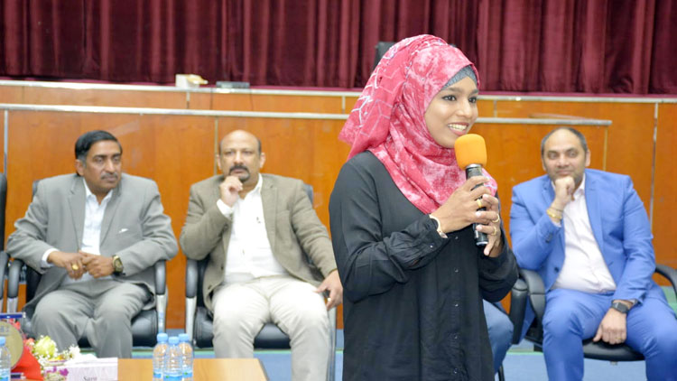 മ​ജി​സി​യ ബാ​നു വി​ദ്യാ​ർ​ഥി​ക​ളു​മാ​യി സം​വ​ദി​ച്ചു