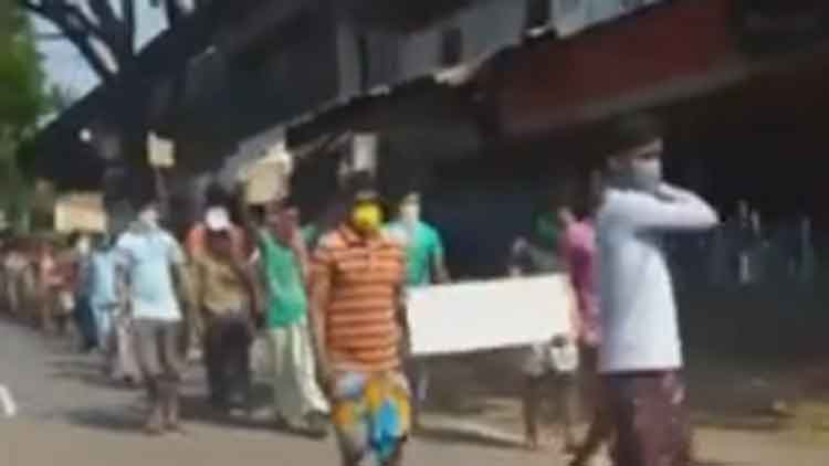 നാട്ടിലേക്ക് മടങ്ങണം; മലപ്പുറത്ത്  അന്തർ സംസ്ഥാന തൊഴിലാളികളുടെ പ്രതിഷേധം