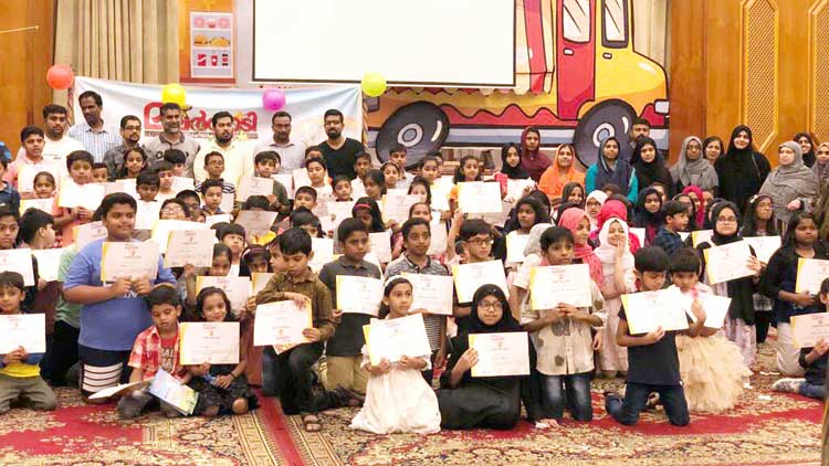 മ​ല​ർ​വാ​ടി ‘ക​ളി​വ​ണ്ടി’​യി​ൽ ക​യ​റി​ക്കൂ​ടി കു​രു​ന്നു​ക​ൾ