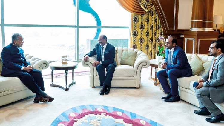 എം.​എ.​ യൂ​സു​ഫ​ലി മ​ലേ​ഷ്യ​ൻ പ്ര​ധാ​ന​മ​ന്ത്രി​യു​മാ​യി കൂ​ടി​ക്കാ​ഴ്ച​ ന​ട​ത്തി