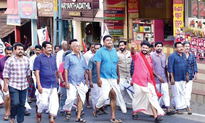 വി.​പി. സാ​നു  മ​ങ്ക​ട​യി​ല്‍  റോ​ഡ് ഷോ ​ന​ട​ത്തി