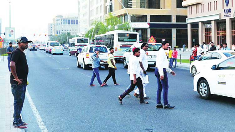 പി​ഴശി​ക്ഷ അ​റി​യു​ന്നി​ല്ല; കാ​ൽ​ന​ട​ക്കാ​ർ​ക്ക്​ കൂ​ടു​ത​ൽ ബോ​ധ​വ​ത്​​ക​ര​ണം വേ​ണം