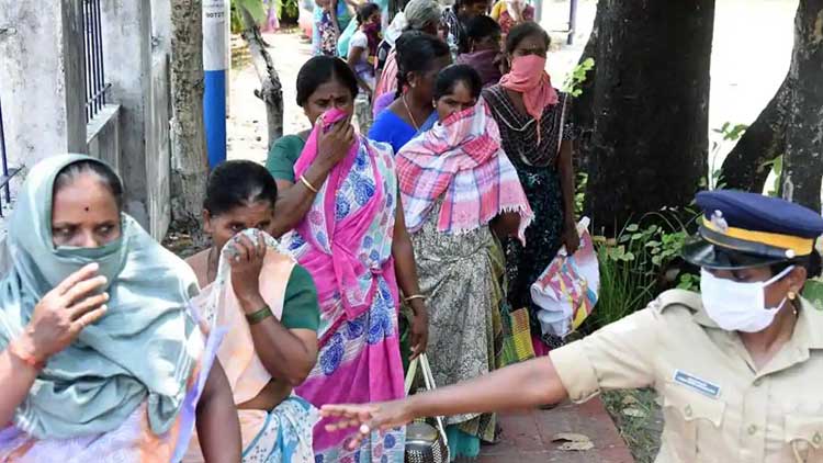 കിഴക്കമ്പലത്ത്​ വനിത അന്തർ സംസ്​ഥാന തൊഴിലാളികളുടെ പ്രതിഷേധം