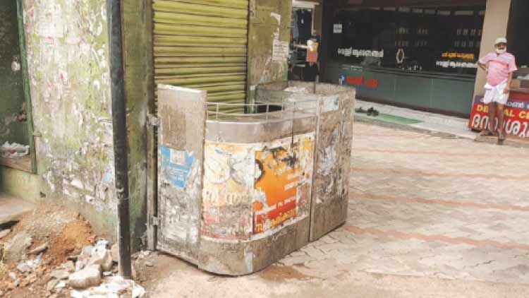 ഉ​ദ്ഘാ​ട​നം ക​ഴി​ഞ്ഞ്​ മ​ണി​ക്കൂ​റു​ക​ൾ​ക്ക​കം  റോ​ഡ് കൈ​യേ​റി വ്യാ​പാ​ര സ്ഥാ​പ​ന​ങ്ങ​ൾ