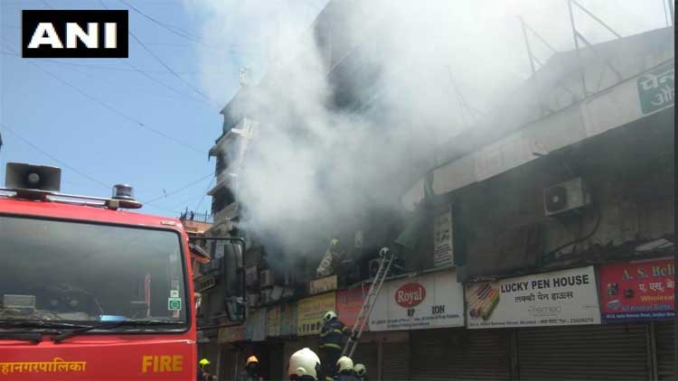 മുംബൈയിലെ ക്രൗഫോർഡ്​ മാർക്കറ്റിൽ തീപിടിത്തം