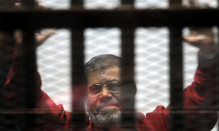 മു​ഹ​മ്മ​ദ്​ മു​ർ​സി കോ​ട​തി​യി​ൽ കു​ഴ​ഞ്ഞു​വീ​ണ്​ മ​രി​ച്ചു