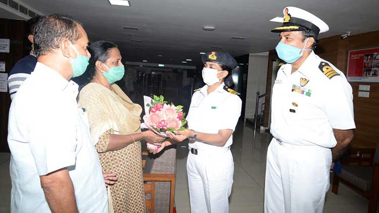 മാതൃത്വത്തിലേക്ക് കപ്പലിറങ്ങിയ സോണിയക്കും കുഞ്ഞിനും ആശംസയുമായി നാവികസേന 