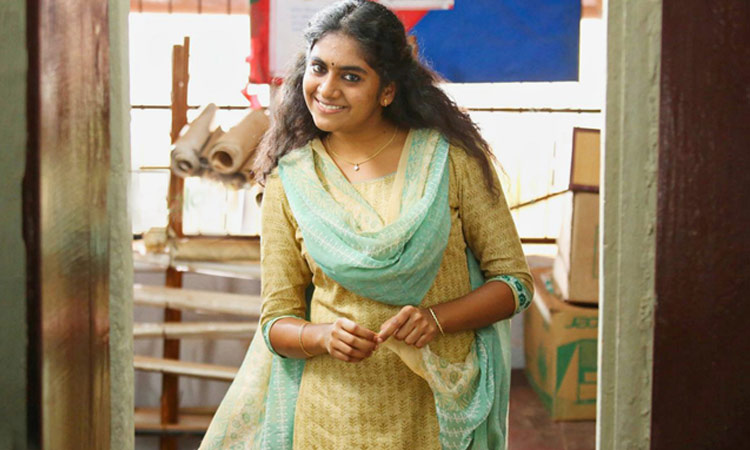 കളിയും കാര്യവുമായി നാൽപത്തിയൊന്നിൽ നിമിഷ