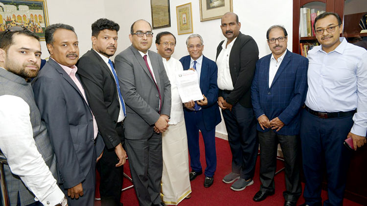 വി​മാ​ന നി​ര​ക്ക് കൊ​ള്ള: കേ​ന്ദ്ര​മ​ന്ത്രി  മു​ര​ളീ​ധ​ര​ന് നി​വേ​ദ​നം ന​ല്‍കി