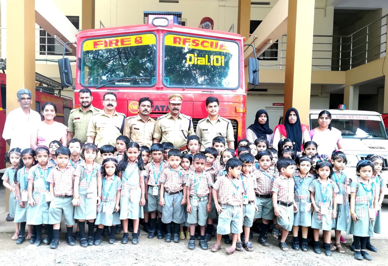 കൗതുകമുണർത്തി കുരുന്നുകളുടെ ഫയർ ആൻഡ്‌ റെസ്ക്യൂ സ്​റ്റേഷൻ സന്ദർശനം