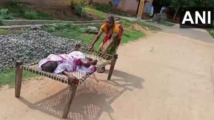 പട്ടിണി; പെൻഷൻ വാങ്ങാൻ 100 വയസായ അമ്മയെ കട്ടിലിൽ കിടത്തിവലിച്ച്​ ബാങ്കിലെത്തിച്ചു