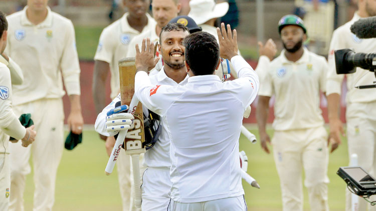 Oshada-Fernando--teammates-after