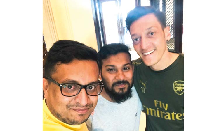 സ്​​നേ​ഹ​ത്തി​െ​ൻ​റ ലോ​ങ്​ പാ​സ്​; മ​ൻ​സൂ​റി​നെ​യും അ​ഷ്​​റ​ഫി​നെ​യും ചേ​ർ​ത്തു​പി​ടി​ച്ച്​ ഒ​സീ​ൽ