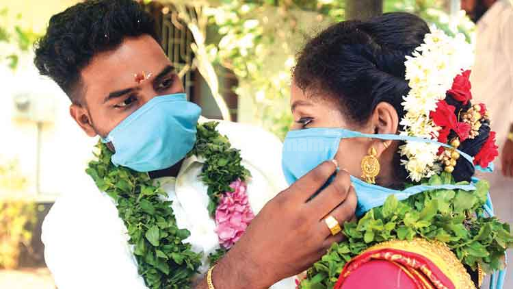 മാസ്ക് കെട്ടി മിന്നുകെട്ട് മാസ്ക് കെട്ടി മിന്നുകെട്ട്