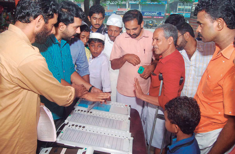 വോട്ടിങ് യന്ത്രവുമായി മൊബൈല്‍ എക്സിബിഷന്‍