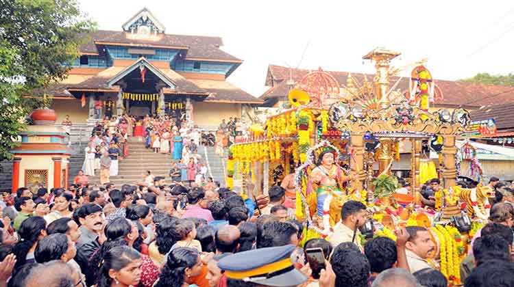 തങ്കഅങ്കി ഘോഷയാത്ര പുറപ്പെട്ടു; 26ന് ശബരിമലയില്‍