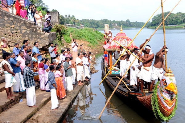 തിരുവോണത്തോണി കാട്ടൂരിലേക്ക് യാത്രയായി