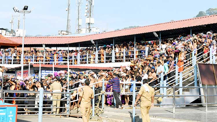 ശബരിമലയിൽ വൻ തിരക്ക്