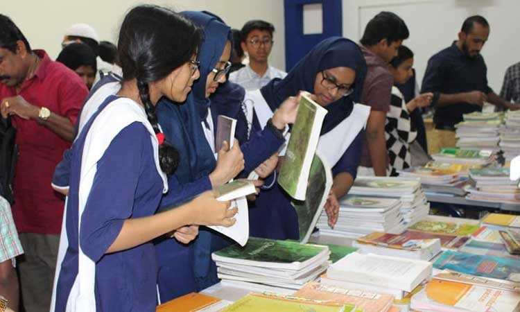 പുസ്​തകങ്ങൾക്കൊപ്പം കൈമാറി, വലിയൊരു സന്ദേശവും