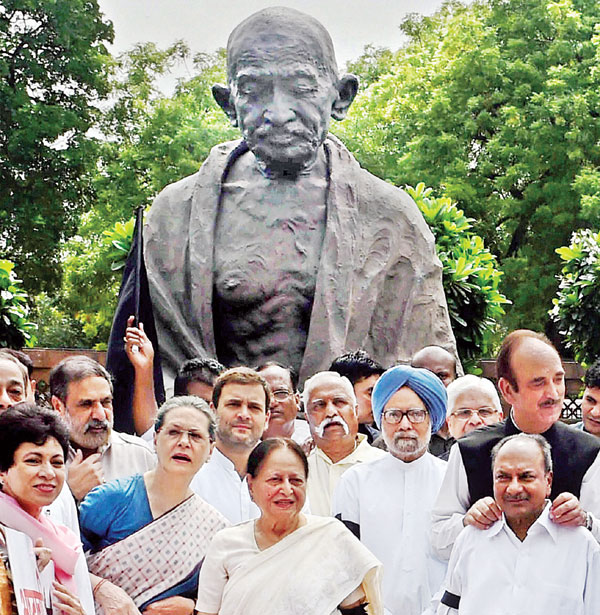 പാര്‍ലമെന്‍റിന് അകത്തും പുറത്തും പ്രതിഷേധം