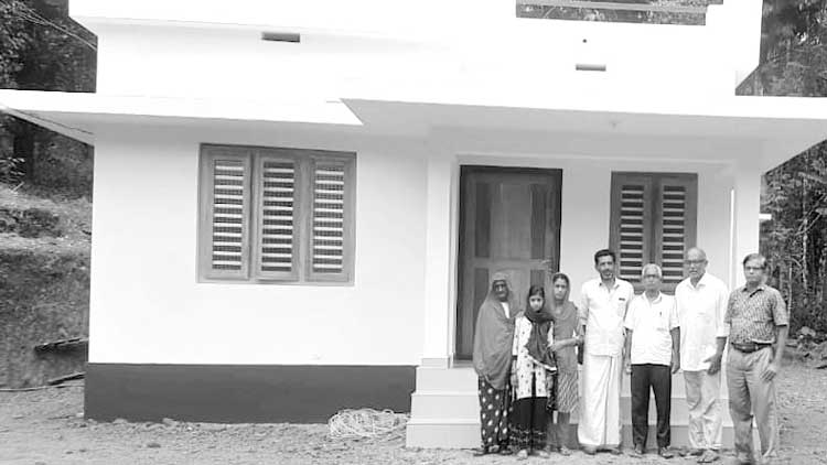 ഫ്ര​​ൻ​​ഡ്​​​സ്​​ ​അ​​സോ​​സി​​യേ​​ഷ​​​ൻ നി​​ർ​​മി​​ച്ച  ആ​​റാ​​മ​​ത്​ വീ​​ടി​െൻറ താ​​ക്കോ​​ൽ കൈ​​മാ​​റി