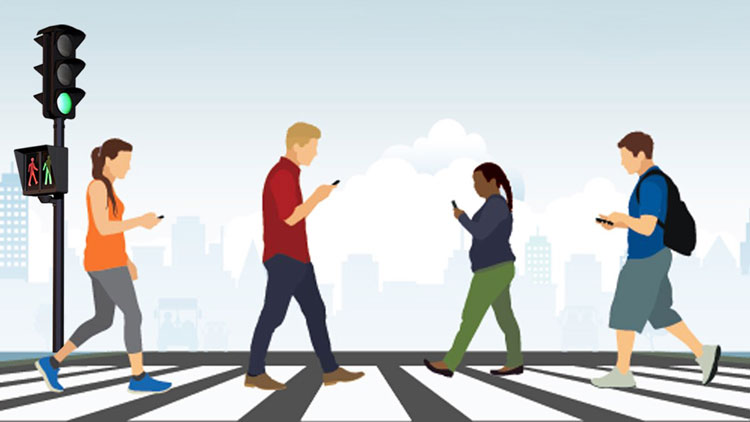 ഡ്രൈവിങ്ങിൽ മാത്രമല്ല ക്രോസിങ്ങിലും വേണ്ട മൊബൈൽ ഉപയോഗം