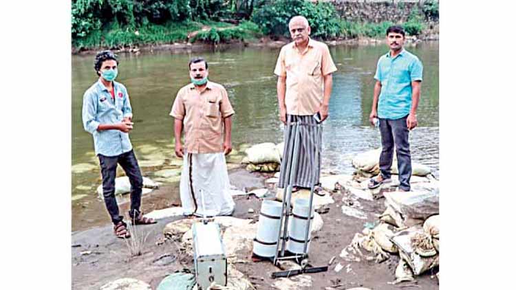പ്ര​ള​യ ജ​ല​ഭീ​തി അ​ക​റ്റാം; വെ​ള്ളം പൊ​ങ്ങി​യാ​ൽ അ​ലാ​റം  അ​ടി​ക്കു​ന്ന സാ​ങ്കേ​തി​ക ഉ​പ​ക​ര​ണ​വു​മാ​യി മോ​ഹ​ൻ​കു​മാ​ർ