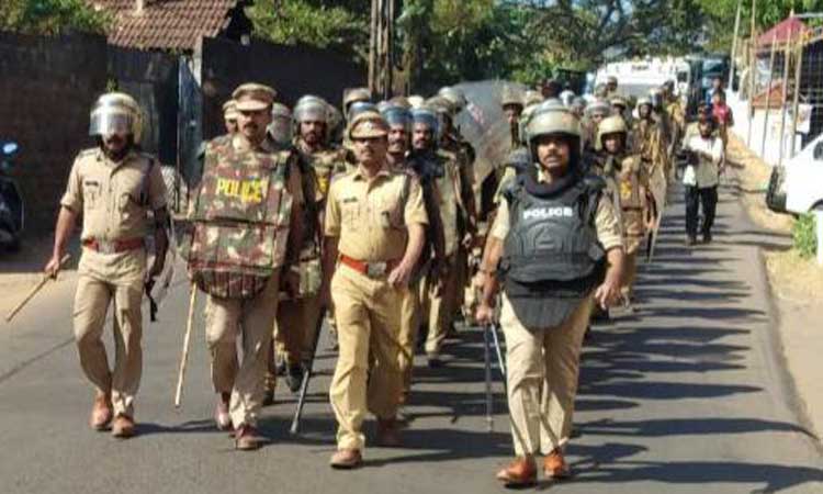 സു​ര​ക്ഷ​ക്ക്​ പൊലീസ്​ ഒരുങ്ങി