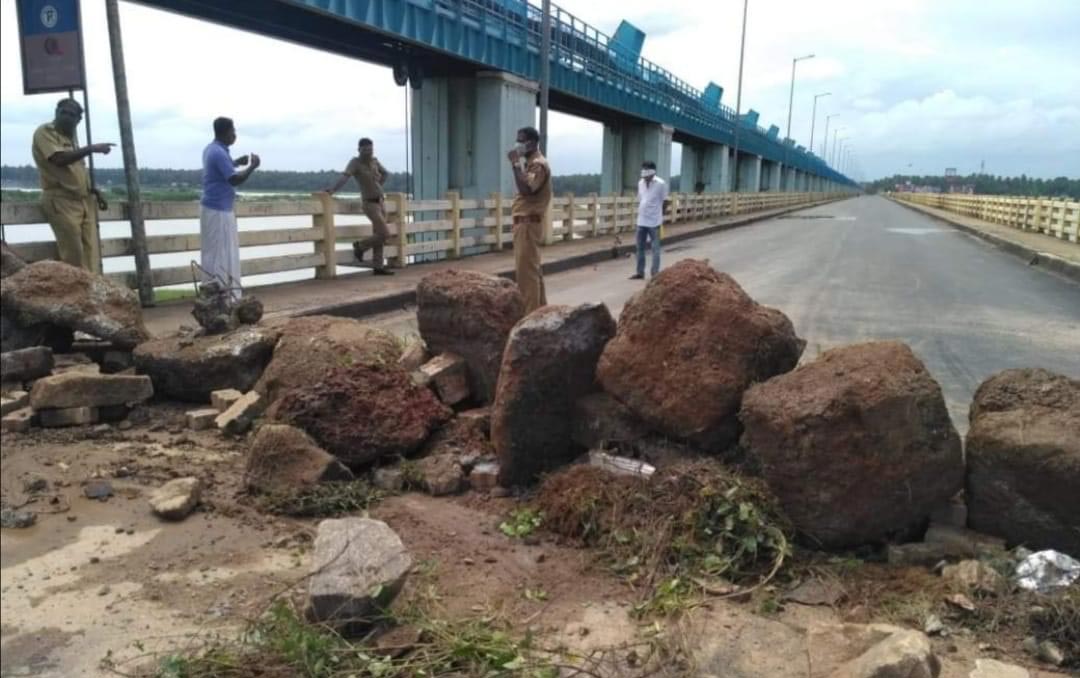 ലോക്​ഡൗണി​െൻറെ പേരിൽ ഹൈവേ റോഡ്​ പാറക്കല്ലിട്ട്​ അടച്ച്​ പൊലീസ്​, ദുരിതത്തിലായി ജനം