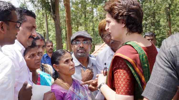 ആത്മഹത്യ ചെയ്ത കർഷകരുടെ കുടുംബങ്ങൾക്ക് ആശ്വാസവുമായി പ്രിയങ്ക