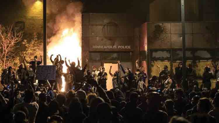 ‘എനിക്ക്​ ശ്വാസം മുട്ടുന്നു’​! ജോർജ്​ ഫ്ലോയിഡി​െൻറ മരണത്തിൽ യു.എസ് കത്തുന്നു VIDEO