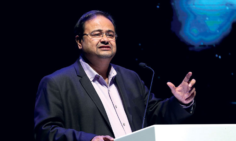 നേ​തൃ​ഗു​ണ​ങ്ങ​ൾ എ​ണ്ണി​പ്പ​റ​ഞ്ഞ്​  കമോൺ കേരളയിൽ ദേ​ബാ​ശി​ഷ്​ ചാ​റ്റ​ർ​ജി