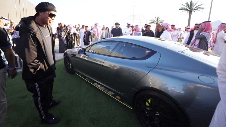 റിയാദ്​ മോ​േട്ടാർ ഷോയിൽ  ആദ്യ കാർ വാങ്ങിയത്​ റൊണാൾഡീന്യോ