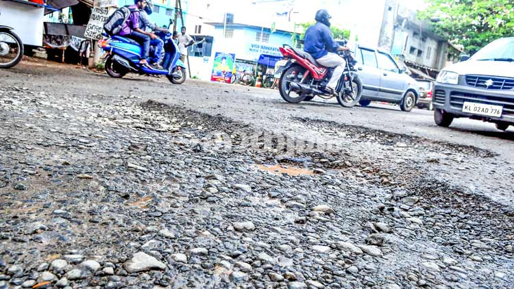 പൊതുമരാമത്ത് റോഡ് അറ്റകുറ്റപ്പണി ഡിസംബര് 31നകം പൂർത്തിയാക്കണം -ഹൈകോടതി പൊതുമരാമത്ത് റോഡ് അറ്റകുറ്റപ്പണി ഡിസംബര് 31നകം പൂർത്തിയാക്കണം -ഹൈകോടതി