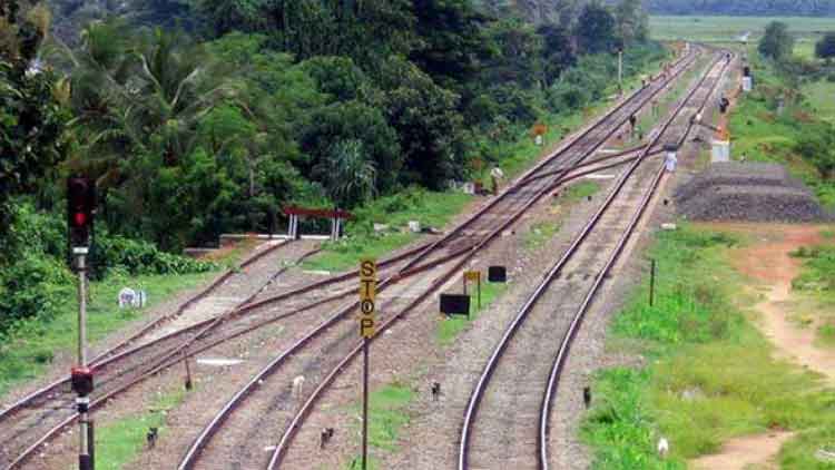 എറണാകുളത്ത്​ നിന്ന്​ കാസർകോ​േട്ടക്ക്​ തീവണ്ടി പാളത്തിലൂടെ യാത്ര; രണ്ടുപേർ പിടിയിൽ