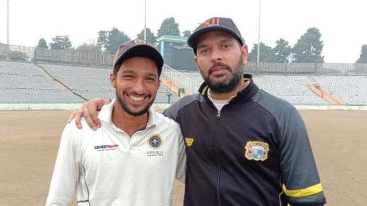 സെലക്ടർമാരുടെ അവഗണനക്കെതിരെ രഞ്ജി ക്രിക്കറ്റിൽ വെടിക്കെട്ട് പ്രകടനവുമായി അസ്ഹറുദ്ദീന്‍റെ പ്രതികാരം