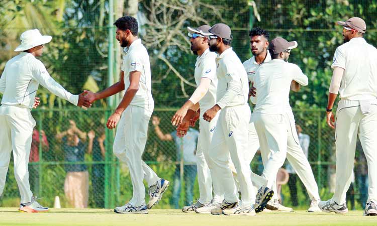 ര​ഞ്ജി ക്വാ​ര്‍ട്ട​ര്‍: കേ​ര​ളം ഒ​ന്നാ​മി​ന്നി​ങ്സി​ല്‍ 185; ഗു​ജ​റാ​ത്ത് നാ​ലി​ന് 97