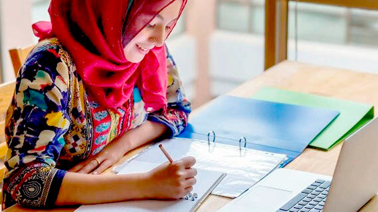 ഇ-​ലേ​ണി​ങ് ‘പ​ട​ർ​ന്നു​പി​ടി​ക്കു​ന്നു’