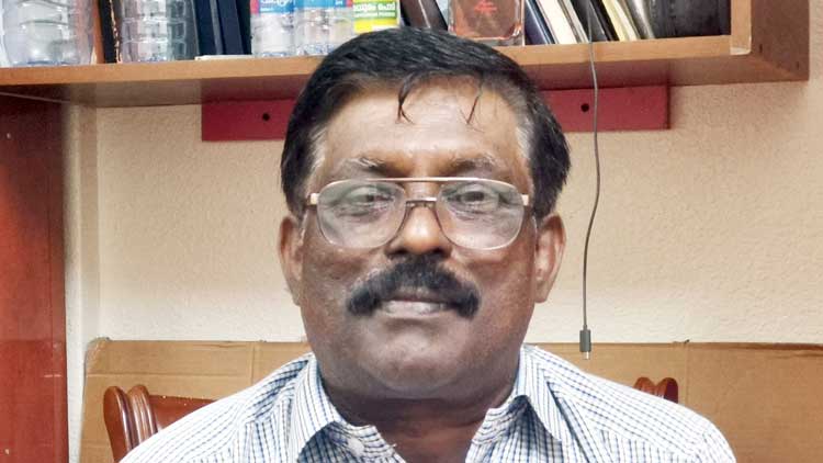 ഒ​രേ ക​മ്പ​നി​യി​ൽ 43 കൊ​ല്ലം ശ​ശി​ധ​ര​ൻ മ​ട​ങ്ങു​ന്നു​; മ​ക​നെ പ​ക​രം ന​ൽ​കി