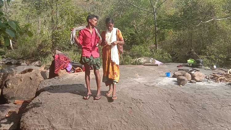 ആദിവാസി യുവാവും യുവതിയും അന്തിയുറങ്ങുന്നത് വനത്തിൽ പുഴയിലെ പാറപ്പുറത്ത്