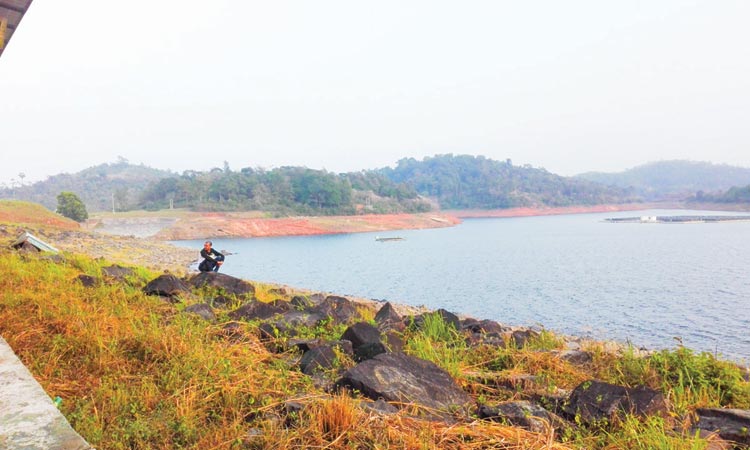 ബാ​ണാ​സു​ര സാ​ഗ​ർ: നിരോധിത മേഖലകളിൽ സഞ്ചാരികൾ കയറുന്നു