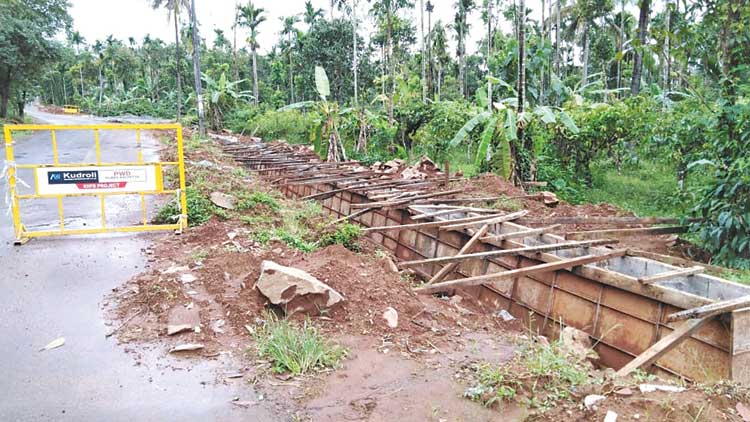 കല്‍പറ്റ^വാരാമ്പറ്റ റോഡ്: പ്രവൃത്തി നിലച്ചിട്ട് മാസം പിന്നിട്ടു;  നാട്ടുകാർ സമരത്തിലേക്ക്