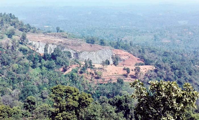 ക്വാറിക്കു വേണ്ടി പഞ്ചായത്ത് റോഡ് കൈയേറി; വഴി നഷ്​ടപ്പെട്ട് പ്രദേശവാസികൾ