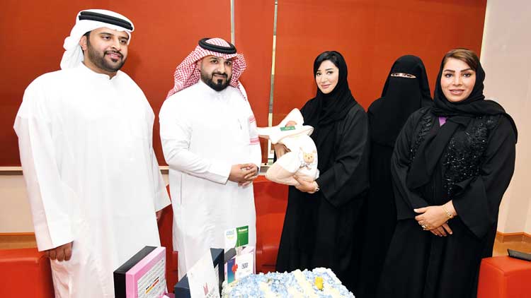 പി​റ​ന്നു​വീ​ണ കു​ഞ്ഞി​ന് സാ​ഇ​ദ് എ​ന്ന് പേ​രി​ട്ടു;  സ​ന്തോ​ഷ സ​മ്മാ​ന​മാ​യി ഇസാ​ദ് കാ​ർ​ഡ്