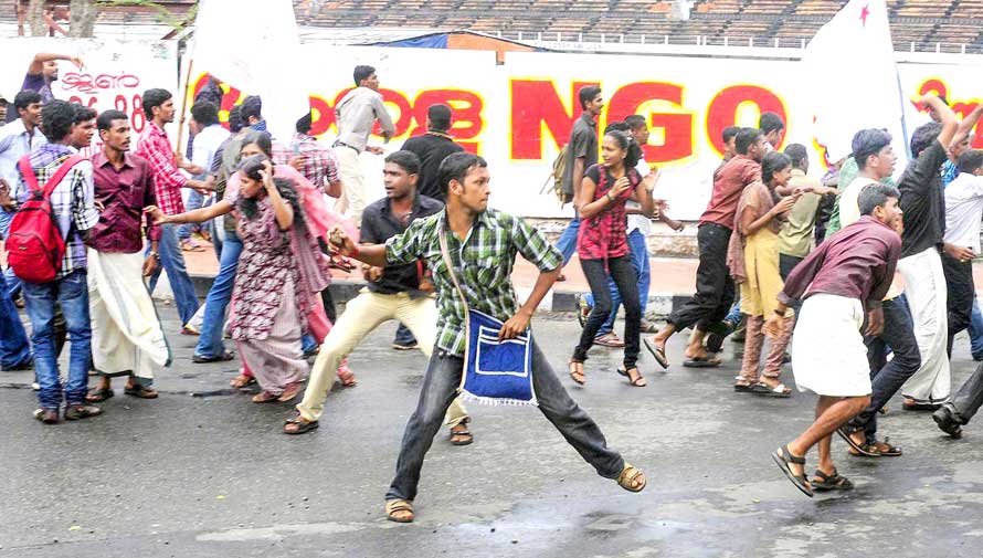 ആയുധങ്ങളല്ല; ആശയങ്ങൾ പോരടിക്ക​െട്ട