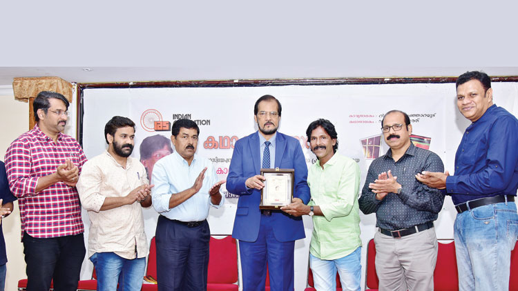 നൗ​ഷാ​ദി​നെ ഷാ​ര്‍ജ ഇ​ന്ത്യ​ന്‍  അ​സോ​സി​യേ​ഷ​ന്‍ ആ​ദ​രി​ച്ചു