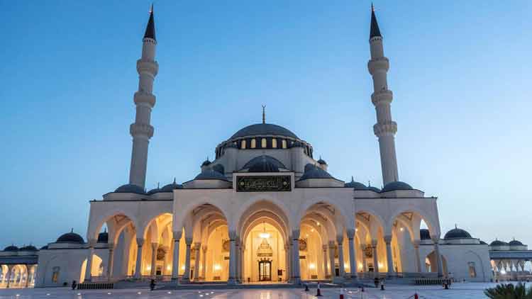 ഷാ​ർ​ജ​യി​ൽ പ​ള്ളി​ക​ൾ  തു​റ​ക്കാ​നൊ​രു​ങ്ങു​ന്നു:  അ​ണു​ന​ശീ​ക​ര​ണം തു​ട​ങ്ങി